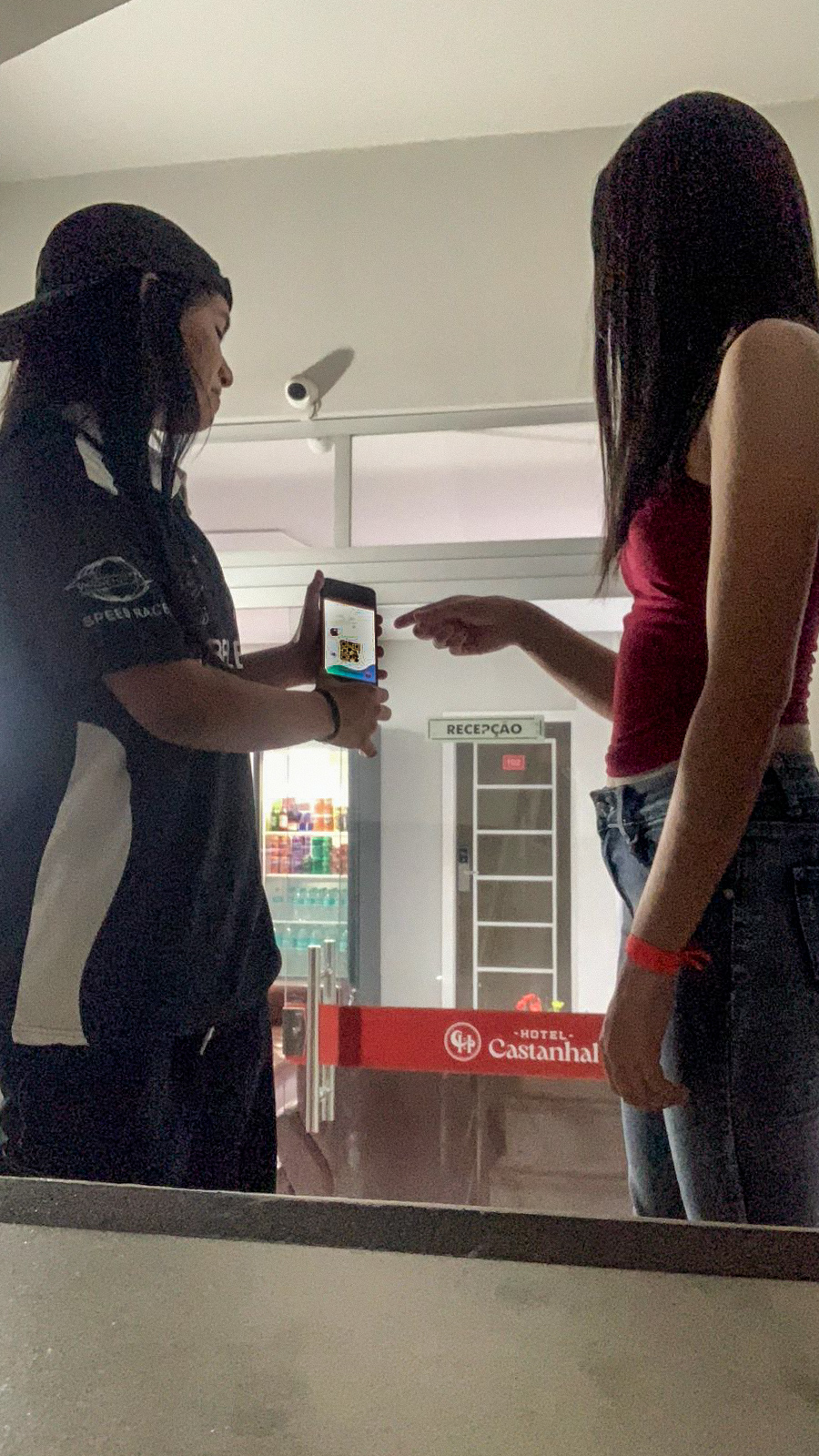 Demonstração do guia digital com uma hóspede